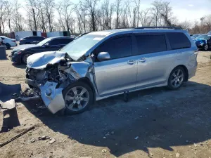 Toyota Sienna 3.5L 6 2015