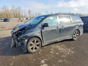 Toyota Sienna 3.5L 6 2016