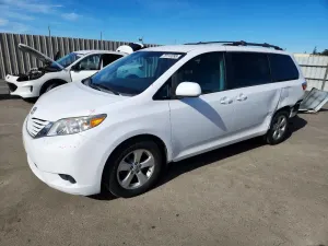 Toyota Sienna 3.5L 6 2015
