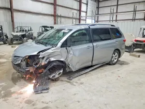 Toyota Sienna 3.5L 6 2015