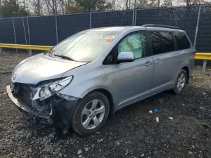 Toyota Sienna 3.5L 6 2015
