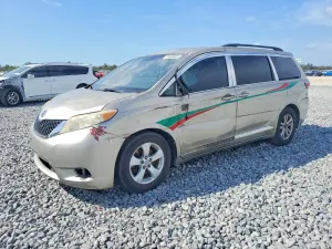 Toyota Sienna 3.5L 6 2015