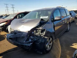 Toyota Sienna 3.5L 6 2015