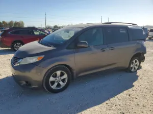 Toyota Sienna 3.5L 6 2015