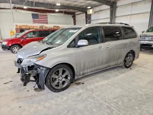 Toyota Sienna 3.5L 6 2015
