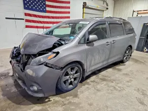 Toyota Sienna 3.5L 6 2015