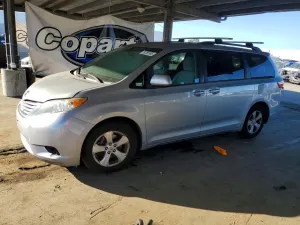 Toyota Sienna 3.5L 6 2015