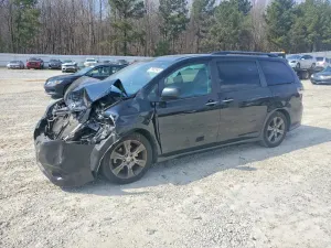 Toyota Sienna 3.5L 6 2016