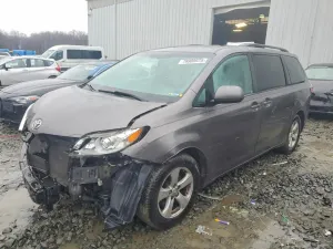 Toyota Sienna 3.5L 6 2017