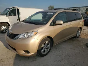 Toyota Sienna LE 3.5L 6 2012