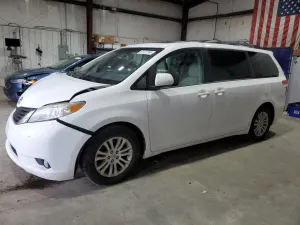 Toyota Sienna XLE 3.5L 6 2013