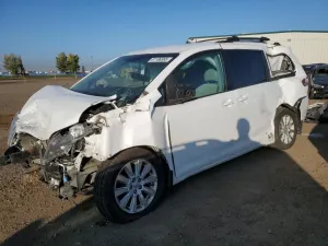 Toyota Sienna LE 3.5L 6 2013