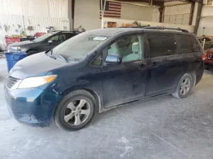 Toyota Sienna LE 3.5L 6 2011