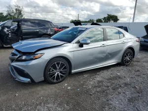 Toyota Camry SE 2.5L 4 2021