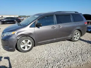 Toyota Sienna LE 3.5L 6 2013