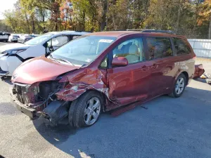 Toyota Sienna LE 3.5L 6 2013