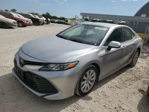 Toyota Camry LE 2.5L 4 2020