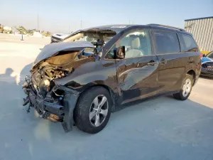 Toyota Sienna LE 3.5L 6 2014