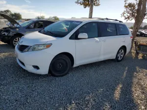 Toyota Sienna LE 3.5L 6 2011