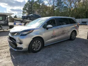 Toyota Sienna LE 2.5L 4 2021