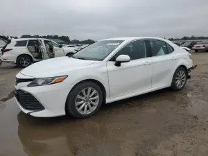 Toyota Camry LE 2.5L 4 2020
