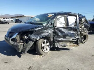 Toyota Sienna LE 3.5L 6 2015