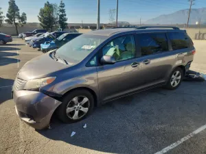 Toyota Sienna LE 3.5L 6 2015
