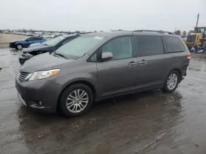 Toyota Sienna XLE 3.5L 6 2012