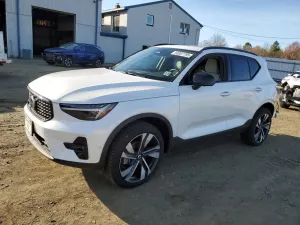 Volvo XC40 PLUS 2.0L 4 2025