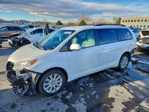 Toyota Sienna LE 3.5L 6 2015