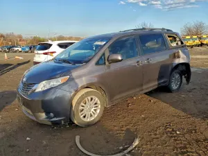 Toyota Sienna XLE 3.5L 6 2013