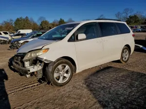 Toyota Sienna LE 3.5L 6 2011