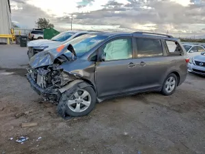 Toyota Sienna LE 3.5L 6 2015