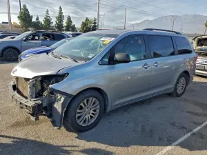 Toyota Sienna XLE 3.5L 6 2015