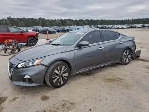 Nissan Altima SV 2.5L 4 2020