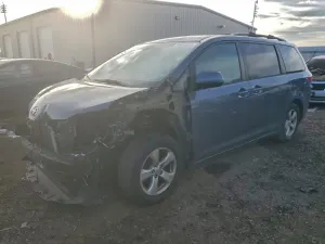 Toyota Sienna LE 3.5L 6 2017