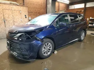 Toyota Sienna LE 2.5L 4 2022