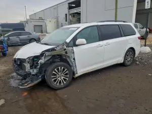 Toyota Sienna LE 3.5L 6 2016