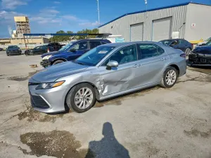 Toyota Camry LE 2.5L 4 2024