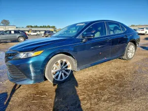 Toyota Camry LE 2.5L 4 2020