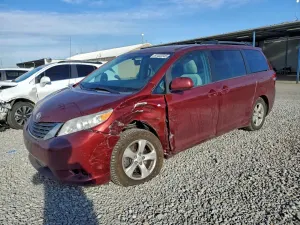 Toyota Sienna LE 3.5L 6 2013