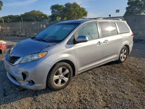 Toyota Sienna LE 3.5L 6 2011