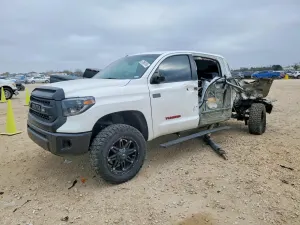 Toyota Tundra CREWMAX SR5 5.7L 8 2015