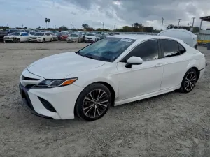 Toyota Camry SE 2.5L 4 2020