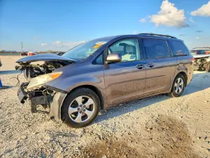 Toyota Sienna LE 3.5L 6 2014