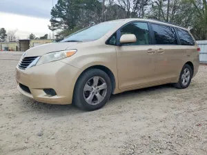 Toyota Sienna LE 3.5L 6 2011
