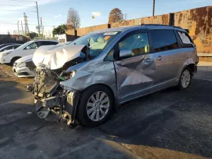 Toyota Sienna 3.5L 6 2016