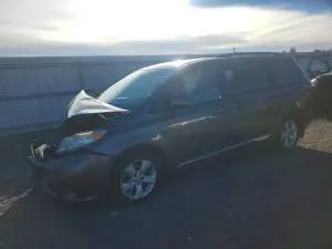 Toyota Sienna LE 3.5L 6 2017