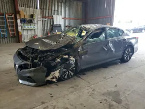 Nissan Altima SV 2.5L 4 2021