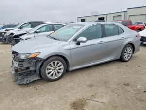Toyota Camry LE 2.5L 4 2020